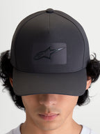 Alpinestars Casquette Réglable Algo Perf, casquette de baseball sportswear gris foncé, couronne structurée avec visière incurvée, logo Astars soudé par ultrasons et perforations latérales pour la respirabilité, vue de face portée par un modèle.