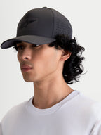 Alpinestars Casquette Réglable Algo Perf, casquette de sportswear grise foncée, vue de profil sur modèle montrant les perforations latérales, construction en tissu technique, logo soudé et visière courbée