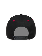 Alpinestars Retro Snapback, casquette sportswear noire et rouge, vue de dos avec attache snapback et œillets rouges.