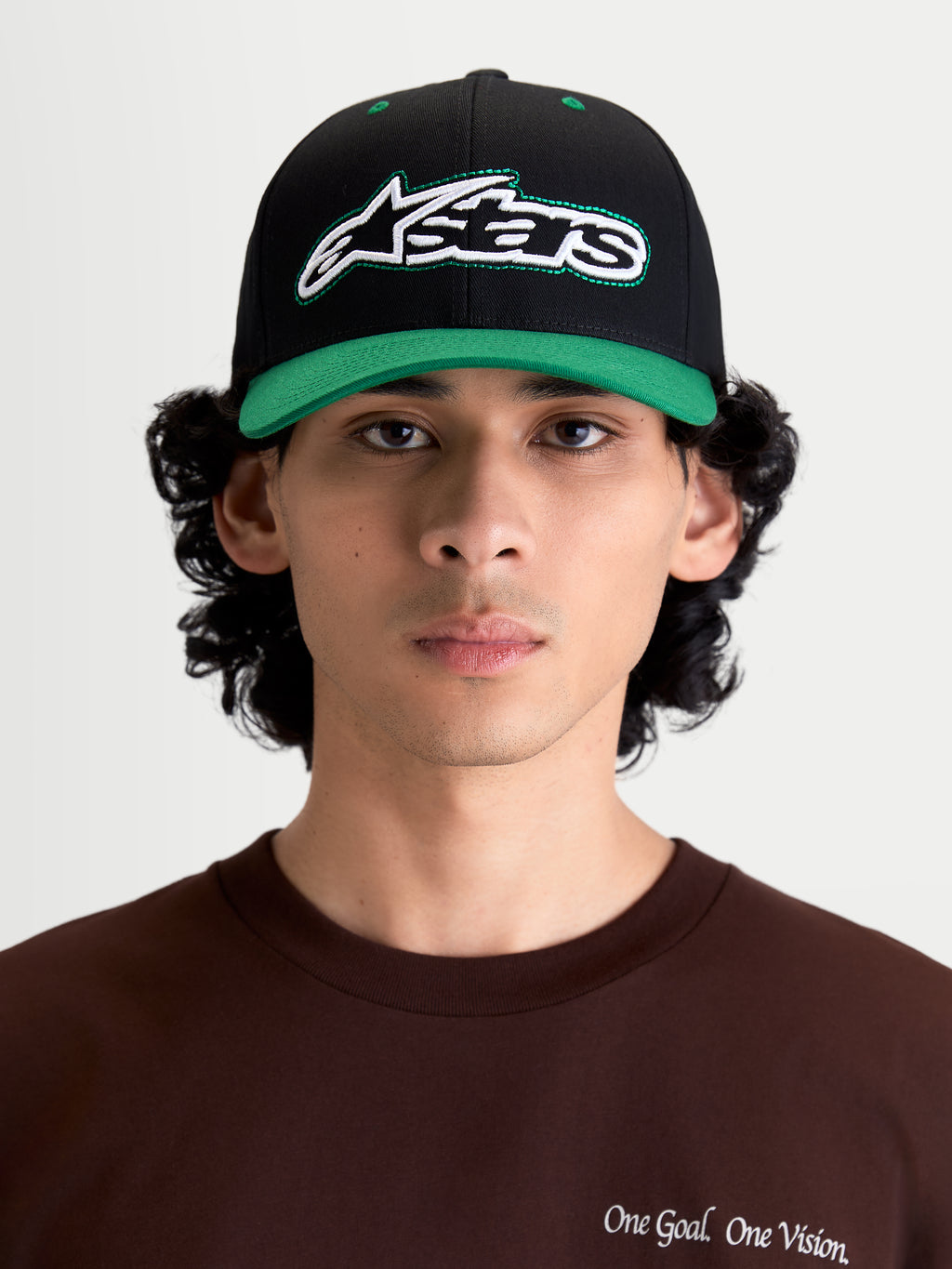 Alpinestars Retro Snapback, casquette sportswear lifestyle, noire et verte, visière incurvée, couronne structurée et logo Astars brodé à l'avant avec surpiqûres vertes, vue de face sur mannequin