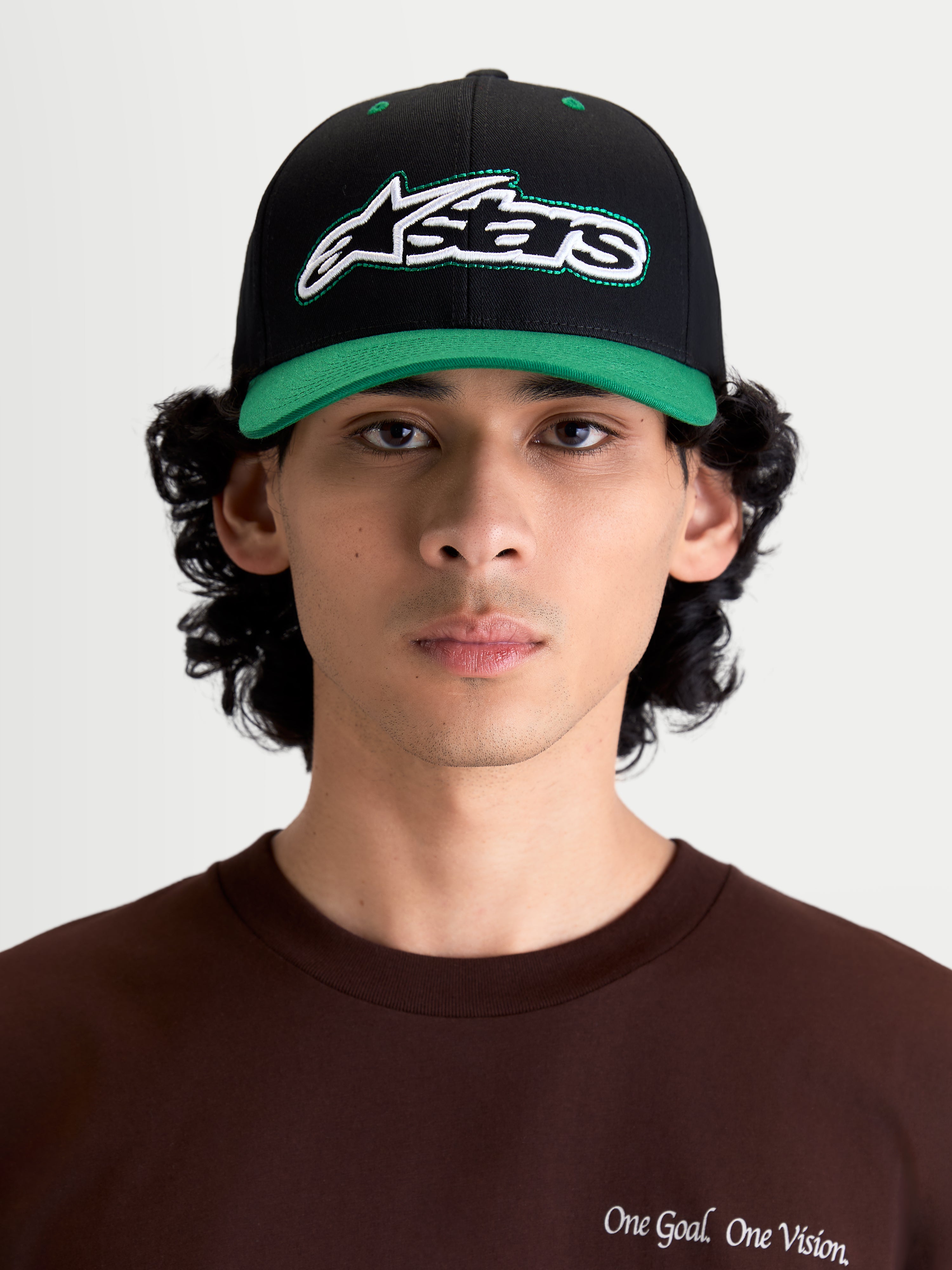 Alpinestars Retro Snapback, casquette sportswear lifestyle, noire et verte, visière incurvée, couronne structurée et logo Astars brodé à l'avant avec surpiqûres vertes, vue de face sur mannequin