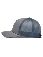 Alpinestars Augment Trucker, casquette trucker grise à visière incurvée et arrière en maille respirante.