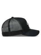Alpinestars Baron Trucker, casquette trucker noire, vue de profil avec logo blanc, visière courbée et maille en polyester.