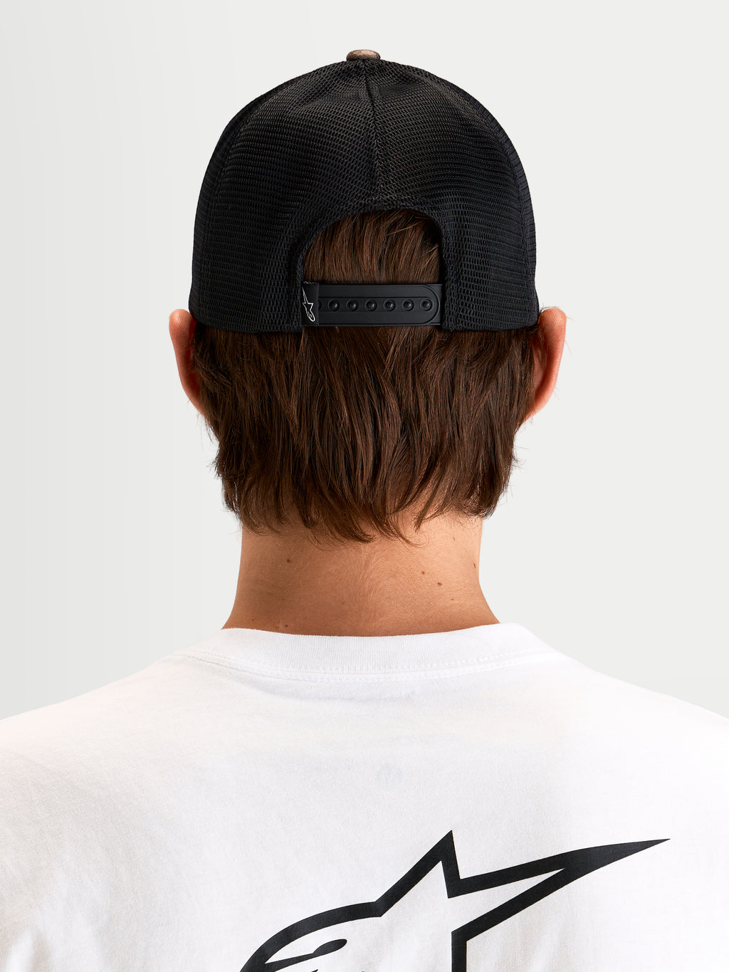 Casquette Trucker Thicket Realtree d'Alpinestars, casquette sportswear snapback noire, vue de dos montrant la fermeture réglable et le logo Astars brodé sur un modèle