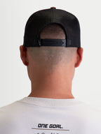 Alpinestars Casquette Trucker Hotlink, casquette lifestyle sportswear unisexe, marron et noire, vue de dos montrant la fermeture snapback réglable et les empiècements en maille filet pour la respirabilité.