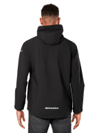 Veste de pluie Alpinestars Kascade, veste coquille pour homme, noir, vue de dos montrant la capuche fixe et le logo Alpinestars dans le bas du dos, sportswear imperméable décontracté