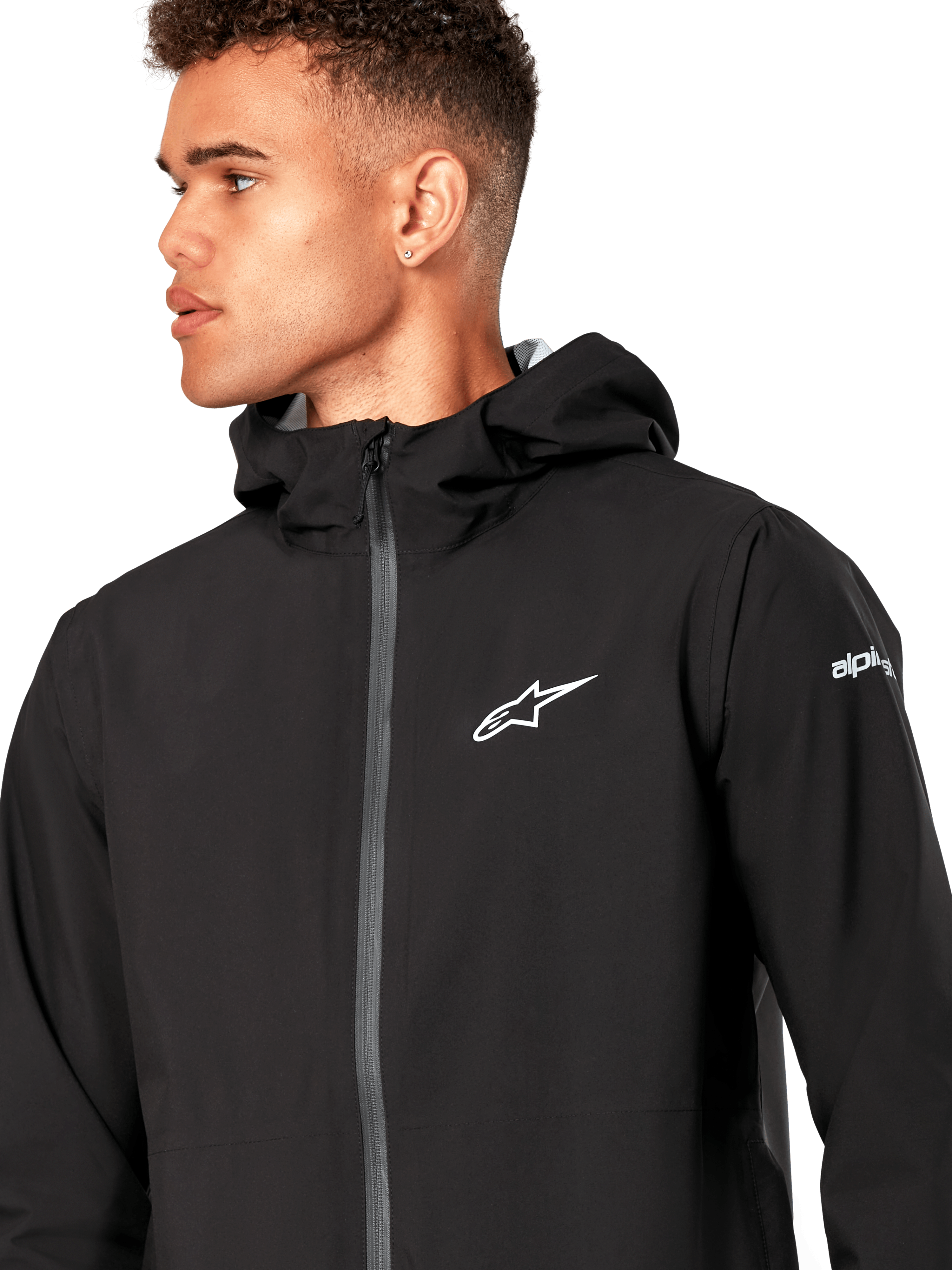 Veste imperméable Alpinestars Kascade, veste de pluie noire avec logo étoile blanc sur la poitrine, capuche fixe et fermeture éclair avant inversée enduite, vêtement de performance décontracté inspiré du sport automobile