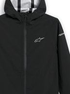 Veste de pluie Alpinestars Kascade, veste imperméable noire, gros plan sur la poitrine et la capuche, logo étoile argenté sur la poitrine et marquage sur la manche, coutures étanchées visibles à l'intérieur de la capuche, vêtement d'extérieur résistant à l'eau d'inspiration motorsport