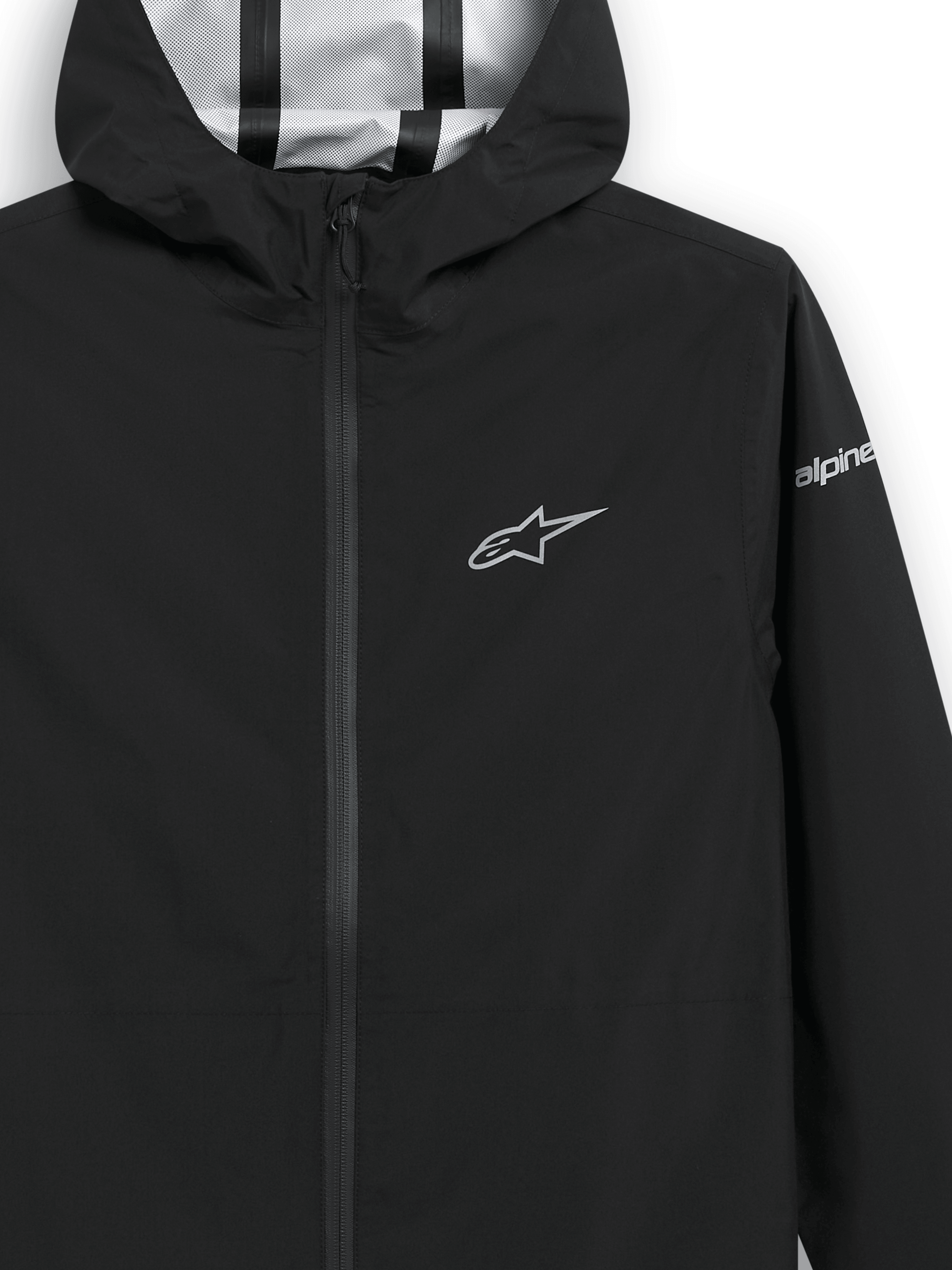 Veste de pluie Alpinestars Kascade, veste imperméable noire, gros plan sur la poitrine et la capuche, logo étoile argenté sur la poitrine et marquage sur la manche, coutures étanchées visibles à l'intérieur de la capuche, vêtement d'extérieur résistant à l'eau d'inspiration motorsport