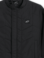 Alpinestars Precedent Jacket, veste de sport matelassée, noire, vue rapprochée présentant un motif matelassé en angle iconique, un col bas, une fermeture éclair avant couverte et un petit écusson logo sur la poitrine