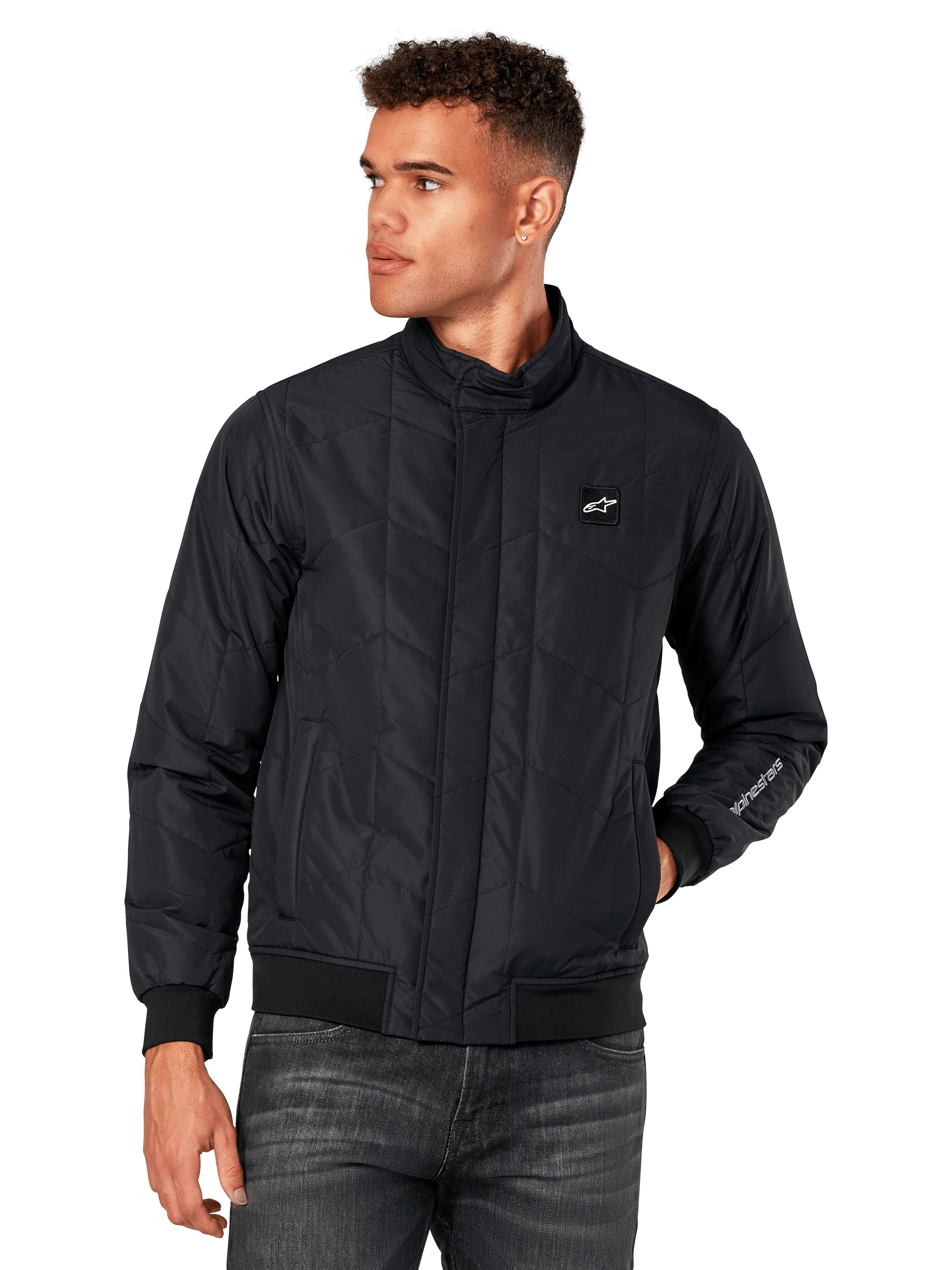 Alpinestars Precedent Jacket, veste matelassée noire avec motif en angle, style Formula 1, col bas, poignets et ourlet côtelés, écusson logo sur la poitrine, broderie sur la manche, streetwear lifestyle inspiré du sport automobile