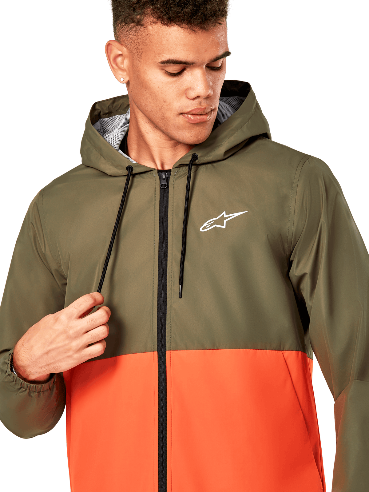 Alpinestars Speeder Windbreaker Jacket, coupe-vent léger à capuche, design color-block vert olive et orange militaire, logo Alpinestars blanc sur la poitrine, fermeture éclair et cordons de serrage noirs, vêtement de sport décontracté inspiré des sports mécaniques