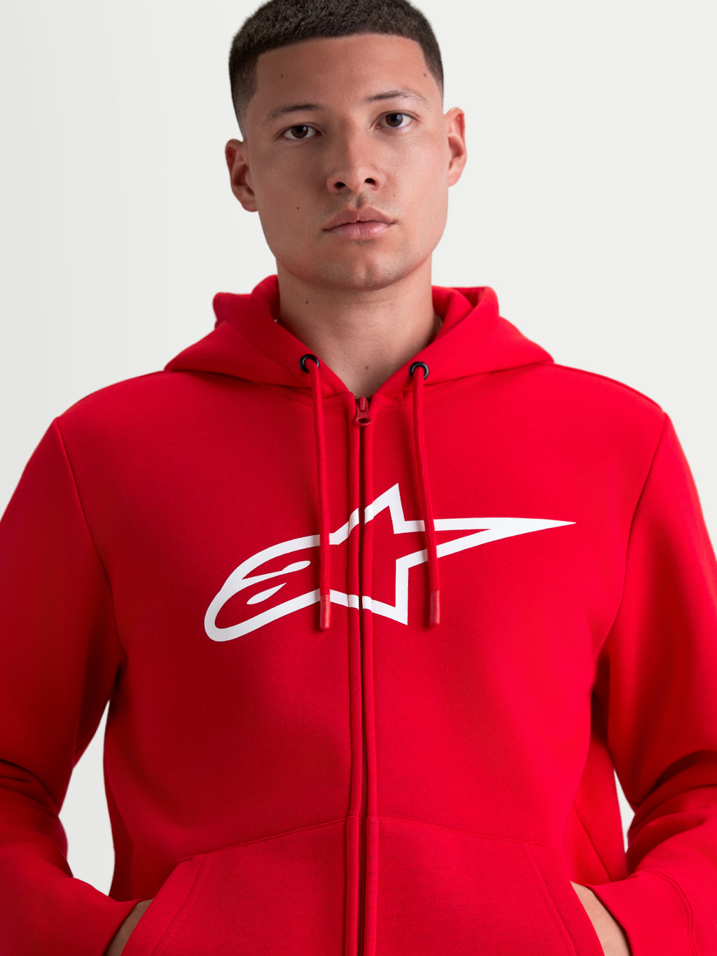 Alpinestars Sweat À Capuche Ageless Zip V3, polaire sportswear rouge et blanche pour homme, logo A-star blanc sur la poitrine, capuche avec cordons de serrage et fermeture éclair frontale invisible, style motorsport.