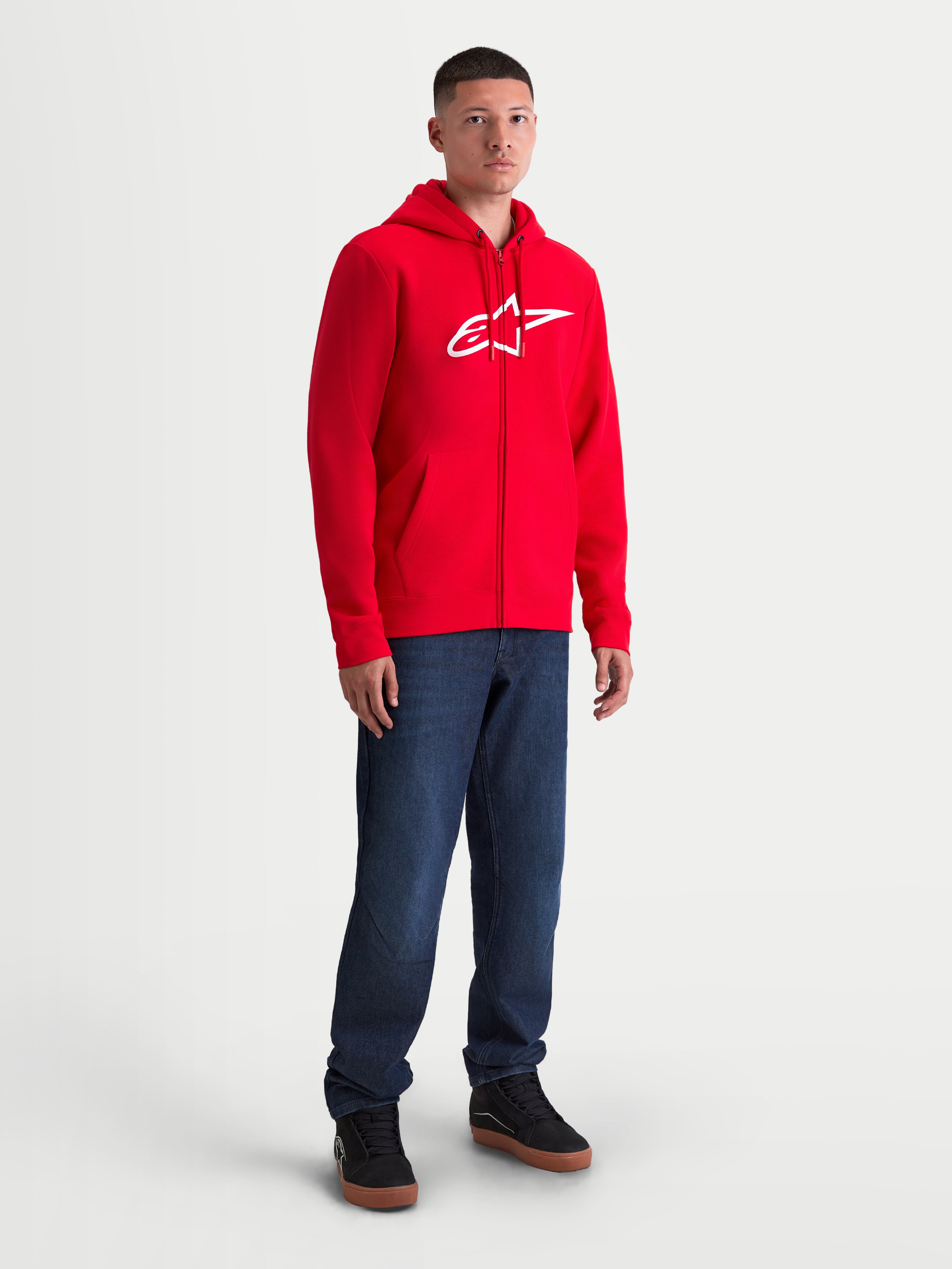 Alpinestars Sweat À Capuche Ageless Zip V3, polaire sportswear zippée pour homme, rouge et blanc, logo blanc sur la poitrine, mélange coton et polyester recyclé, style motorsport décontracté.