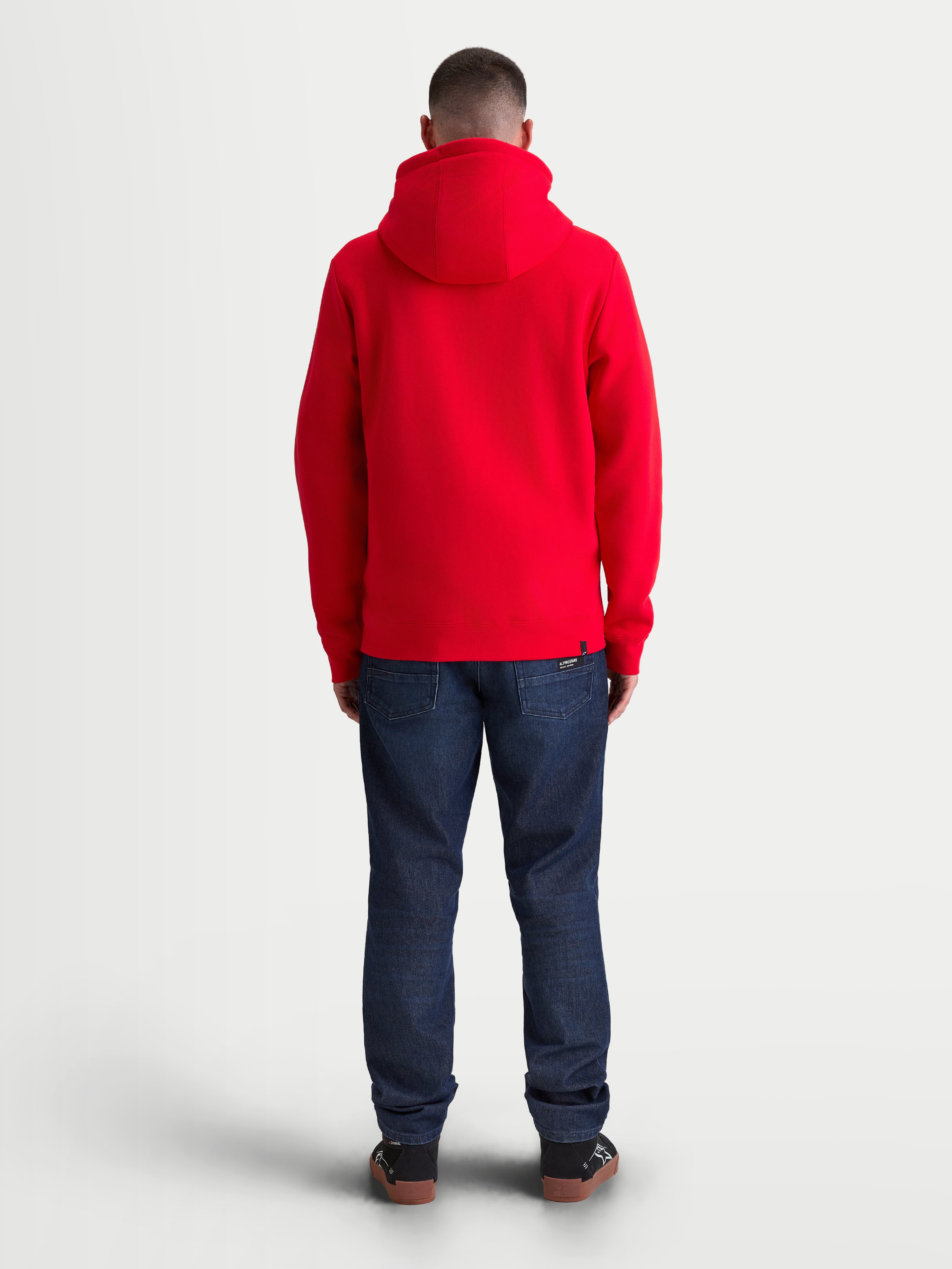 Alpinestars Sweat à capuche Ageless Zip V3, sweat à capuche de sportswear, rouge, vue de dos sur modèle, design confortable avec poignets et ourlet côtelés, style motorsport décontracté en polaire