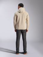 Sweat à capuche Alpinestars Ageless V3, vue de dos, sweat-shirt à capuche blanc cassé, vêtement lifestyle décontracté, porté avec un jean gris foncé, ourlet et poignets côtelés, design épuré et minimaliste