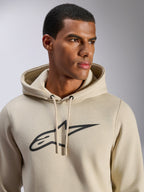 Sweat à capuche Alpinestars Ageless V3, sportswear décontracté, blanc cassé avec logo étoile Alpinestars brodé noir, capuche avec cordon de serrage, vue rapprochée sur mannequin, polaire douce, design moderne inspiré du sport automobile