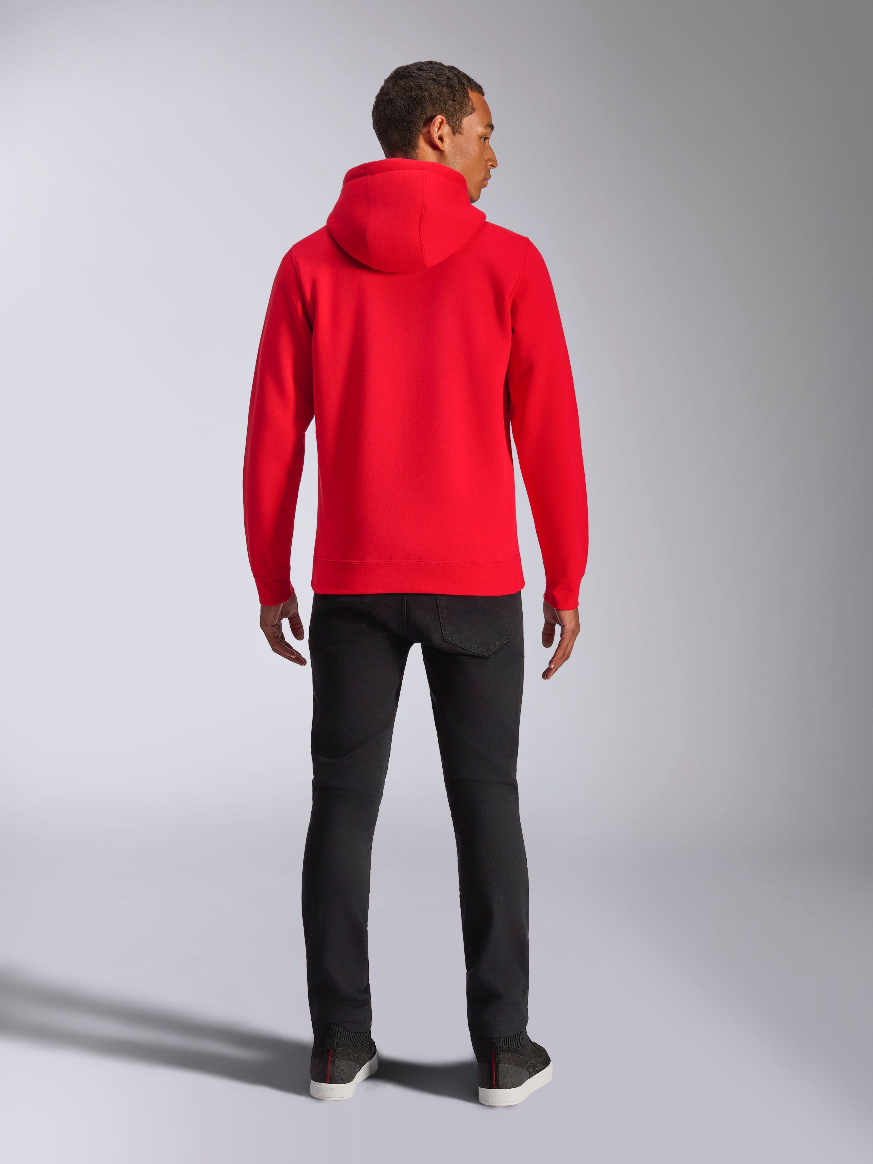 Sweat à capuche Alpinestars Ageless V3, vue de dos, rouge vif, pull streetwear décontracté, porté avec un pantalon noir, design moderne d'inspiration motorsport