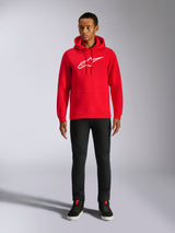 Sweat à capuche Alpinestars Ageless V3, streetwear décontracté, rouge avec logo Alpinestars brodé en blanc, porté par un mannequin homme avec un pantalon noir, capuche à cordon de serrage, poche kangourou à l'avant, design moderne inspiré du sport automobile