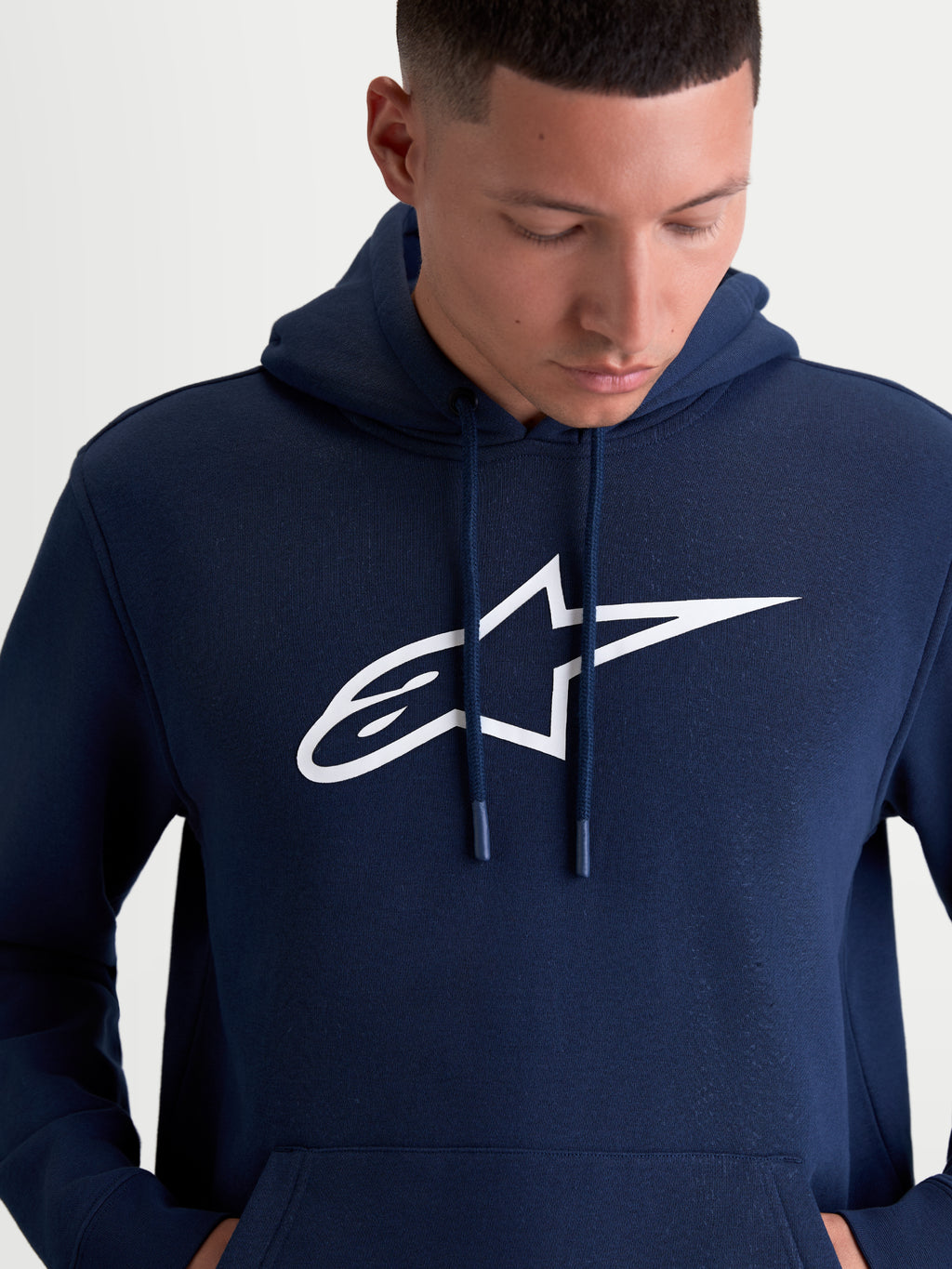 Alpinestars sweat à capuche Ageless V3, sweat à capuche pour homme, bleu marine et blanc, avec logo Alpinestars blanc brodé sur la poitrine, capuche avec cordons et construction en polaire douce, style sportswear motorsport décontracté