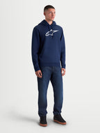 Alpinestars sweat à capuche Ageless V3, sweat à capuche sportswear pour homme, bleu marine et blanc, porté par un homme, avec logo Alpinestars blanc brodé à l'avant, polaire douce, capuche à cordon de serrage et poche kangourou.