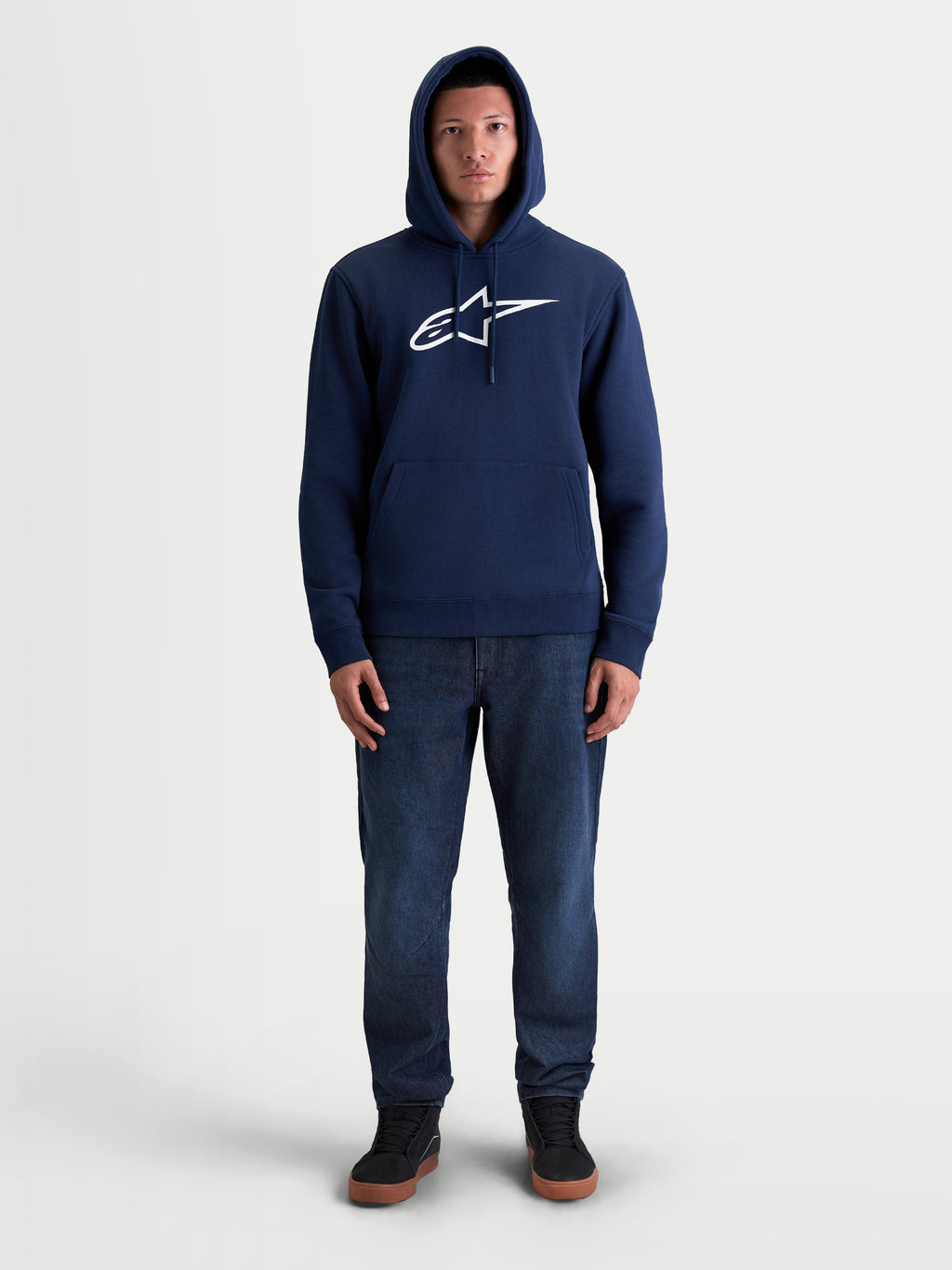 Alpinestars Sweat À Capuche Ageless V3, sweat à capuche sportswear en polaire, unisexe, bleu marine et blanc, logo brodé sur la poitrine, vêtement lifestyle inspiré des sports mécaniques, vue en pied sur mannequin