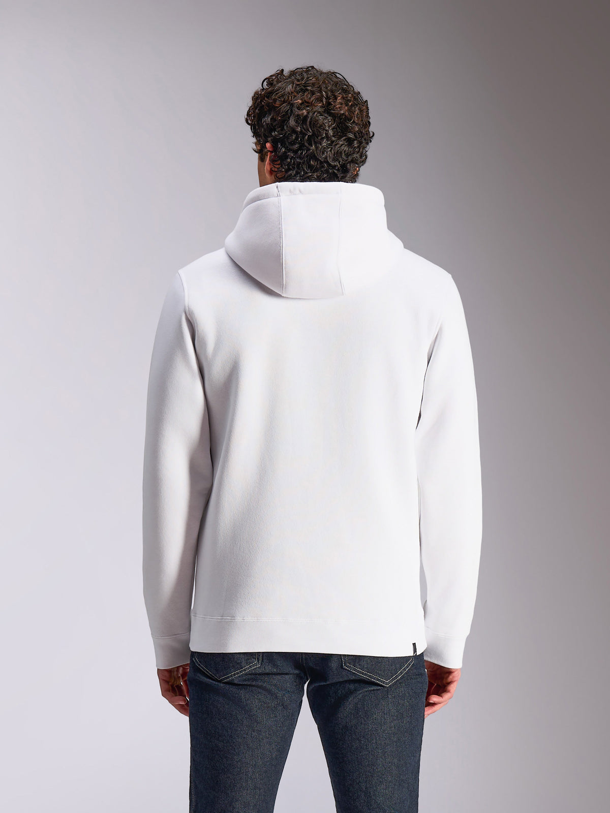 Alpinestars Blaze V3 Hoodie, vue de dos, pull à capuche blanc en polaire, capuche doublée de jersey, manches longues avec poignets et ourlet côtelés, streetwear décontracté inspiré du sport automobile