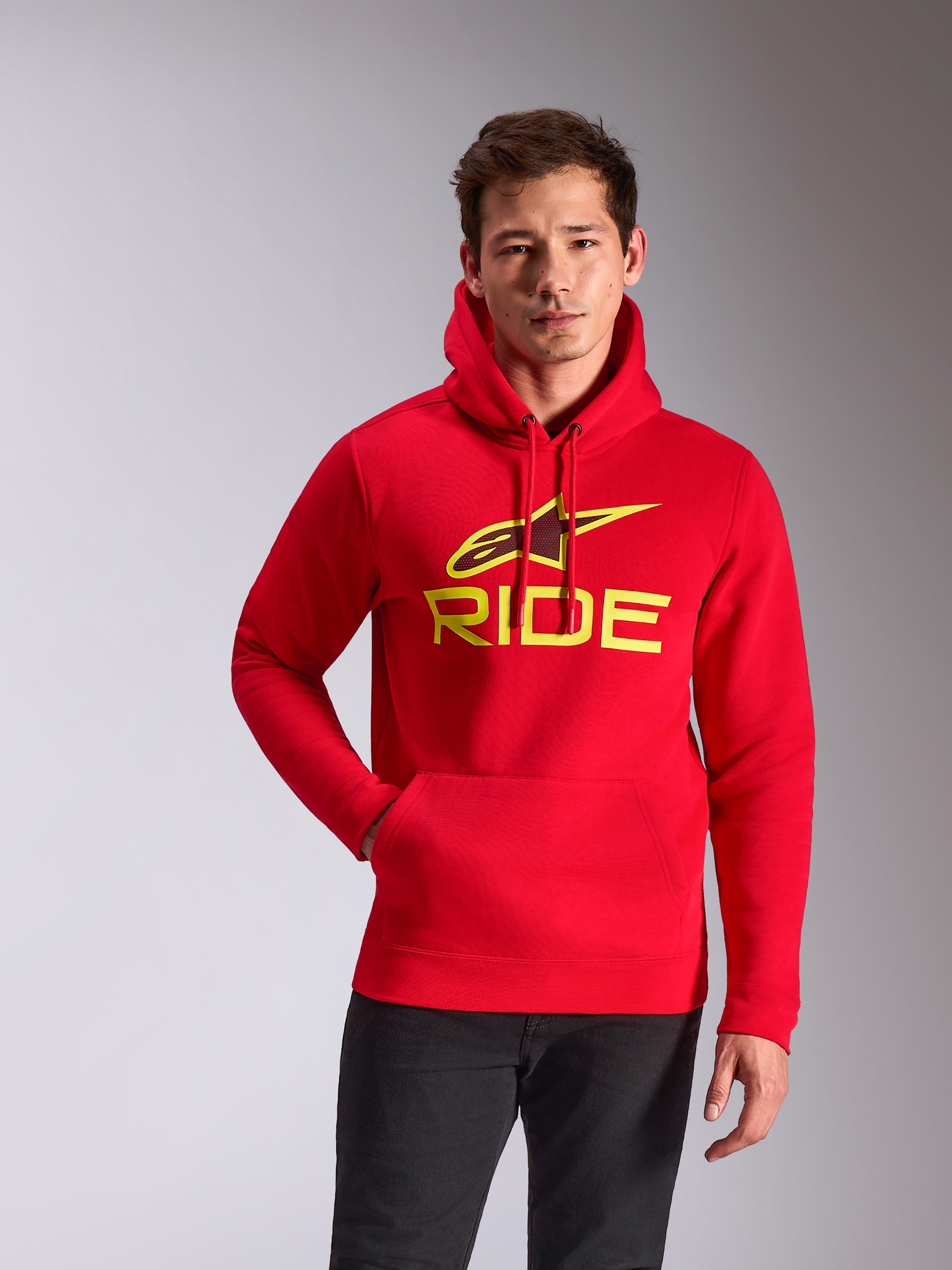 Sweat à capuche Alpinestars Ride V3, rouge avec logo jaune fluo, sweat en polaire arborant le graphisme 'RIDE' et l'étoile A-star, poche kangourou, look décontracté motorsport streetwear