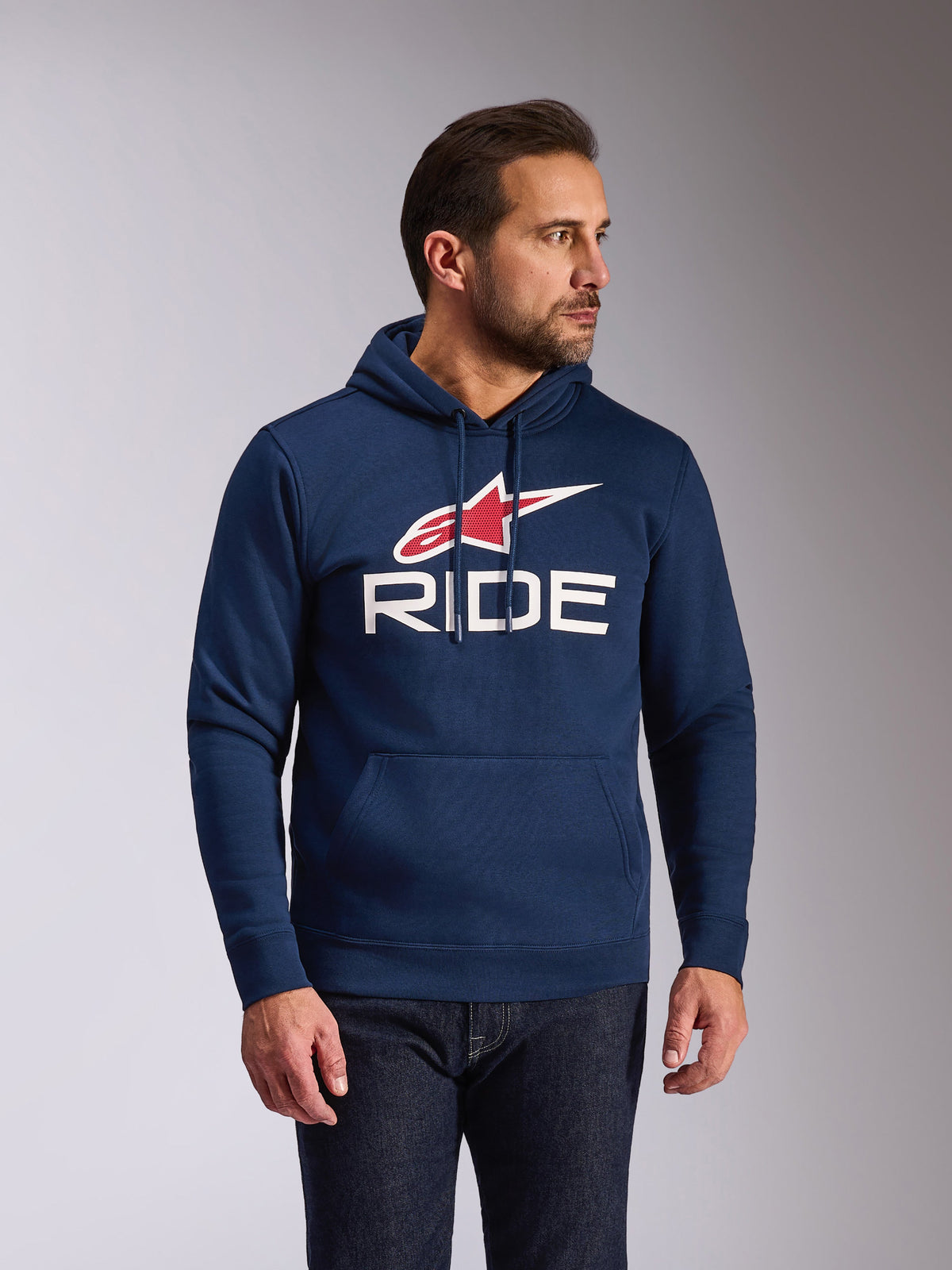 Sweat à capuche Alpinestars Ride V3, molleton bleu marine décontracté, avec un logo RIDE blanc et le symbole de l'étoile Alpinestars rouge, capuche doublée de jersey avec cordons de serrage, poche kangourou à l'avant, streetwear moderne inspiré du sport automobile