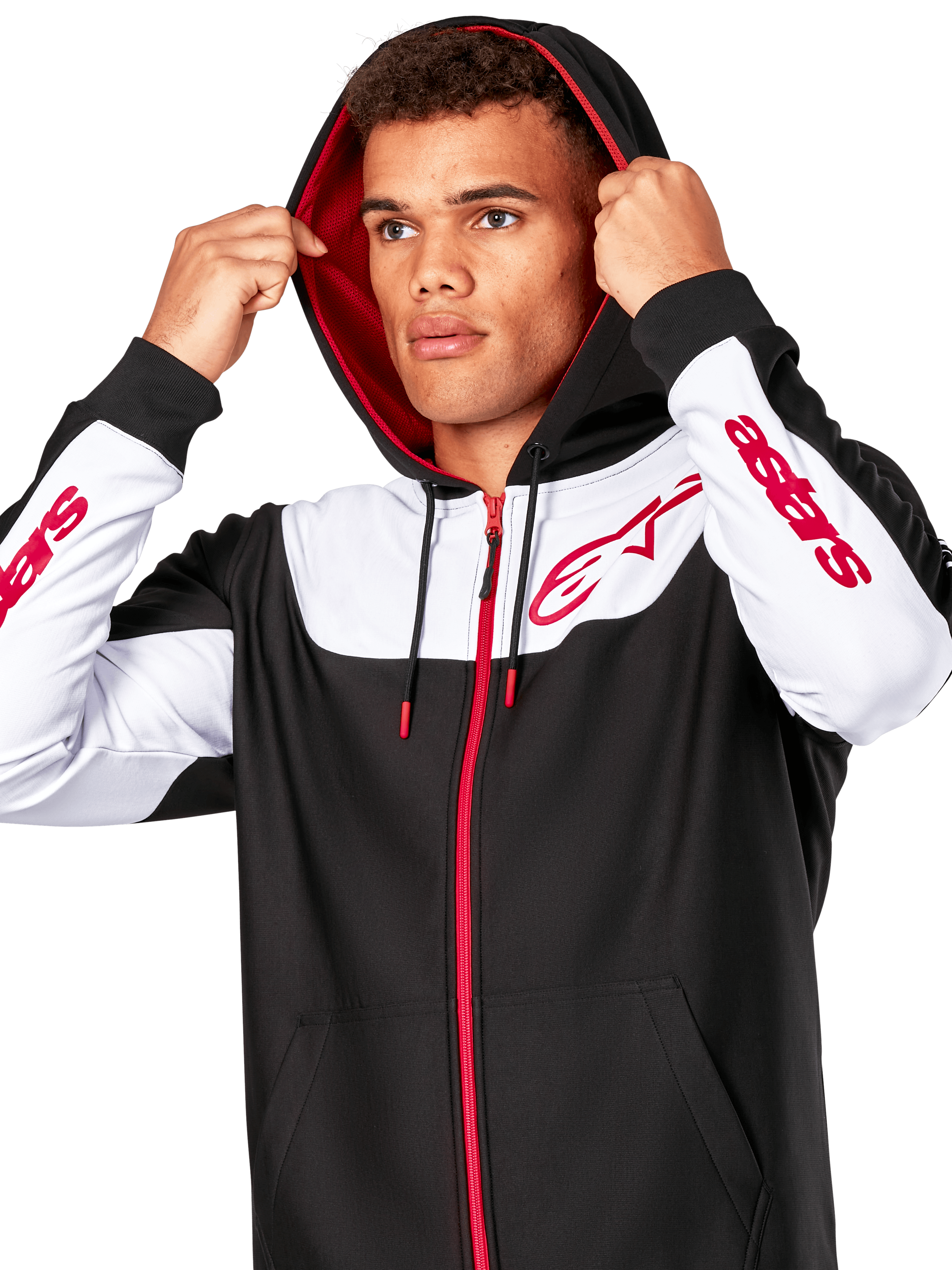 Alpinestars Sessions V3 Hoodie, noir, blanc et rouge, sweat à capuche zippé porté par un homme avec la capuche relevée, logos Alpinestars rouges sur la poitrine et les manches, streetwear décontracté de sport automobile