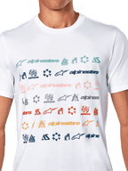 T-shirt Alpinestars Glyfs CSF, t-shirt à manches courtes, blanc, avec plusieurs rangées de logos et symboles Alpinestars colorés dans un imprimé graphique à rayures, streetwear décontracté inspiré des sports mécaniques