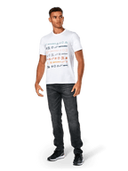 T-shirt Alpinestars Glyfs CSF, à manches courtes, blanc, avec graphique à rayures multi-logo sur le devant, porté avec un jean gris foncé et des baskets noires, vêtement sportswear décontracté inspiré du sport automobile