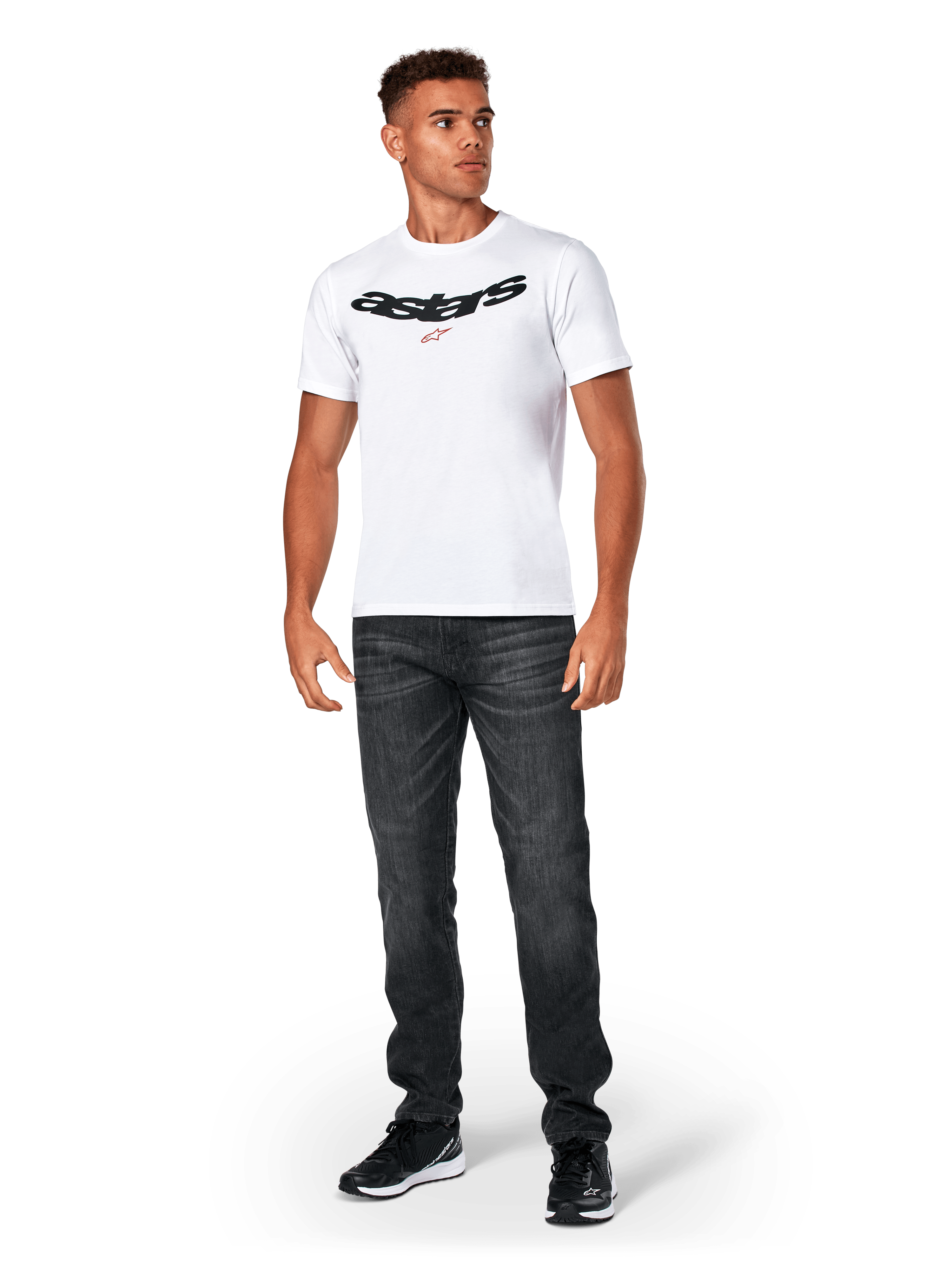Alpinestars Elliptic CSF Tee, t-shirt à manches courtes, blanc, logo Astars arqué noir avec symbole d'étoile orange, porté par un mannequin avec un jean noir et des baskets, style streetwear motorsport décontracté