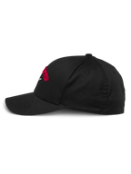 Casquette Alpinestars Arcstars, casquette de baseball noire, vue de profil, visière courbée et couronne structurée, avec logo brodé en 3D rouge, vêtement sportswear décontracté