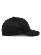 Casquette Alpinestars Arcstars, casquette de baseball noire, vue de profil, visière courbée avec couronne structurée, tissu en sergé extensible, broderies rouges et blanches, couvre-chef décontracté inspiré du sport automobile