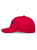 Casquette Alpinestars Arcstars, casquette de baseball rouge, vue de profil, couronne structurée avec visière courbée, broderie Astars 3D noire, vêtement de sport automobile décontracté