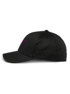 Casquette Alpinestars Setting, noire, vue de profil, visière courbée avec couronne structurée, logo brodé en dégradé 3D violet, casquette de baseball décontractée en sergé extensible
