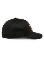 Casquette Alpinestars Setting, casquette de baseball noire, vue de profil montrant la visière courbée et la couronne structurée, avec logo brodé en dégradé orange, style sportswear décontracté