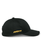 Casquette Alpinestars Sessionized, vue de profil d'une casquette snapback noire, broderie plate Astars dorée sur le côté, couronne structurée avec visière courbée, couvre-chef décontracté inspiré du sport automobile