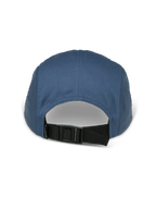 Casquette Peasy Alpinestars, casquette jockey à 5 panneaux, bleu, vue arrière montrant la sangle réglable avec boucle à clip noire et couronne non structurée, tissu en sergé, style streetwear décontracté inspiré des sports mécaniques