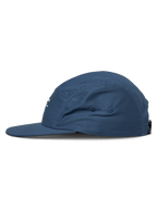 Casquette Alpinestars Peasy, casquette jockey à 5 panneaux, bleu, vue de profil latérale, visière plate, couronne non structurée, tissu en sergé, couvre-chef décontracté inspiré du sport automobile