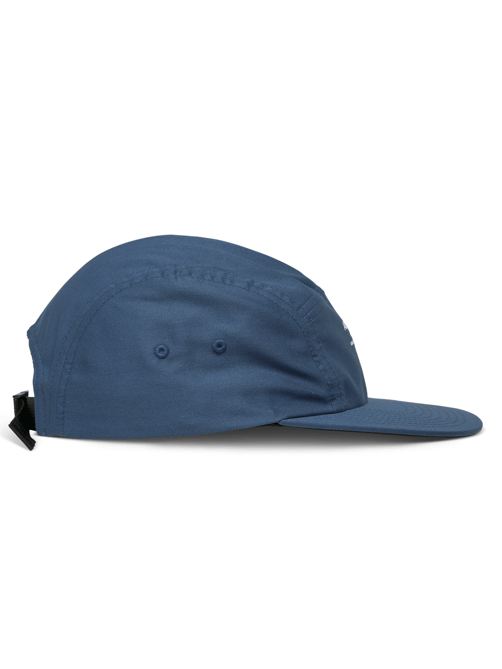 Alpinestars Peasy Hat, casquette jockey à 5 panneaux, bleu, vue latérale montrant la visière plate et la couronne non structurée, tissu en sergé avec œillets de ventilation, sangle arrière à boucle clip, sportswear décontracté