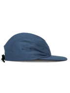 Alpinestars Peasy Hat, casquette jockey à 5 panneaux, bleu, vue latérale montrant la visière plate et la couronne non structurée, tissu en sergé avec œillets de ventilation, sangle arrière à boucle clip, sportswear décontracté