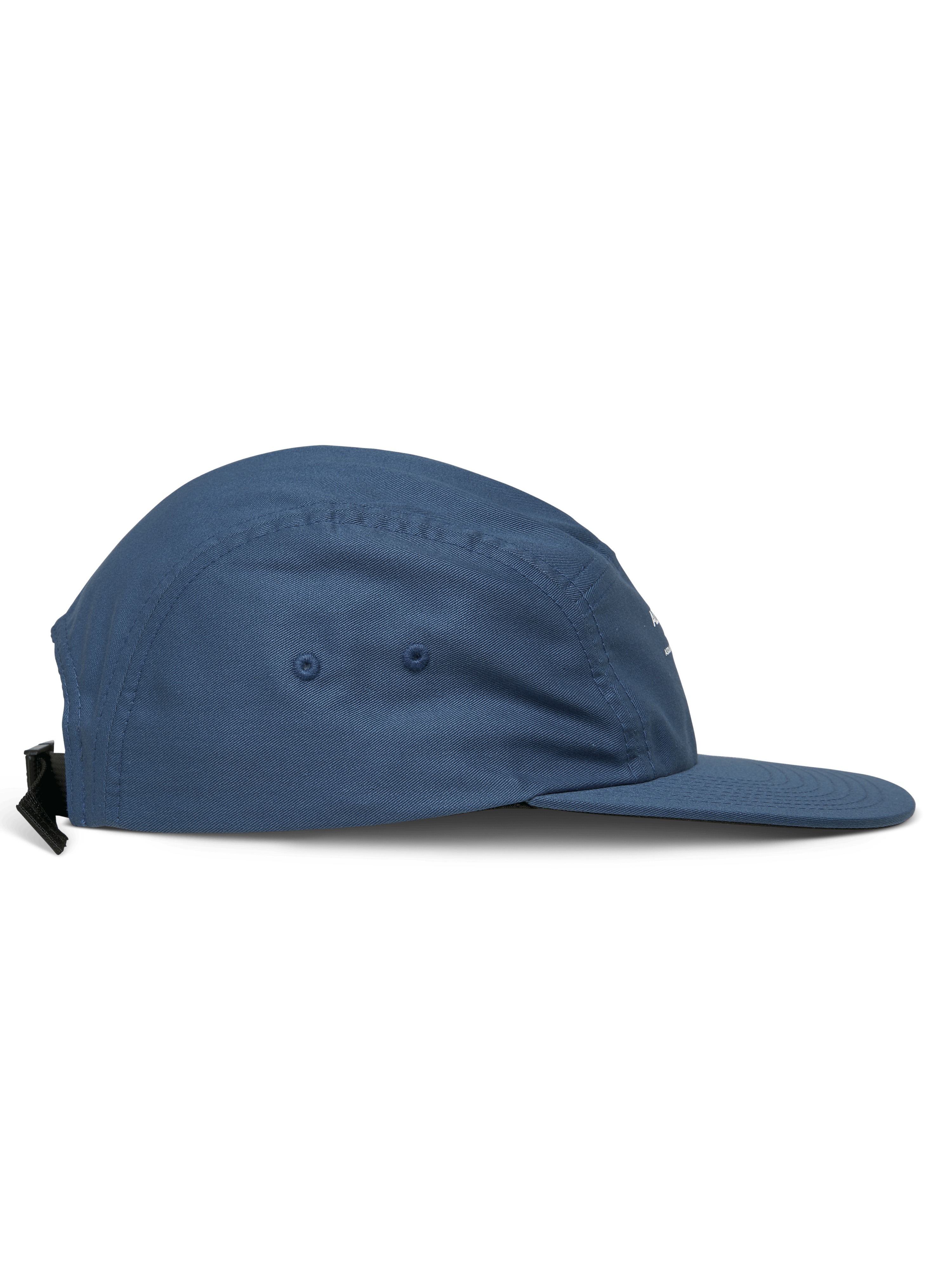 Alpinestars Peasy Hat, casquette jockey à 5 panneaux, bleu, vue latérale montrant la visière plate et la couronne non structurée, tissu en sergé avec œillets de ventilation, sangle arrière à boucle clip, sportswear décontracté