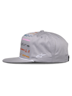 Casquette Alpinestars Glphy, casquette snapback grise, vue de profil, visière plate avec garniture en corde blanche, dotée d'une impression de logos multicolores à l'avant et d'un logo blanc brodé sur le côté, streetwear motorsport décontracté