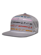 Alpinestars Glphy Hat, casquette snapback grise à visière plate, motif imprimé multi-logo coloré en rose, bleu, rouge et orange, garniture en corde blanche au-dessus de la visière, couronne structurée avec logo étoile brodé sur le côté