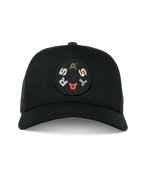 Casquette Trucker Gambit Alpinestars, noire, vue de face présentant un écusson brodé circulaire avec lettrage ASTARS coloré, visière courbée et dos en maille, couvre-chef décontracté inspiré des sports mécaniques