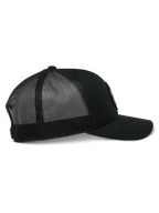 Casquette Trucker Alpinestars Gambit, casquette trucker, noir/noir, dotée d'une visière courbée, d'un devant en sergé structuré et d'un arrière en maille respirante, streetwear décontracté de sport automobile, vue de profil