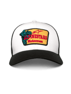 Casquette Trucker Alpinestars Hardware, blanc et noir, avec un écusson brodé jaune, le texte Alpinestars Motocross en rouge et un graphisme bleu sarcelle, visière courbée et arrière en maille respirante, couvre-chef décontracté inspiré du sport automobile