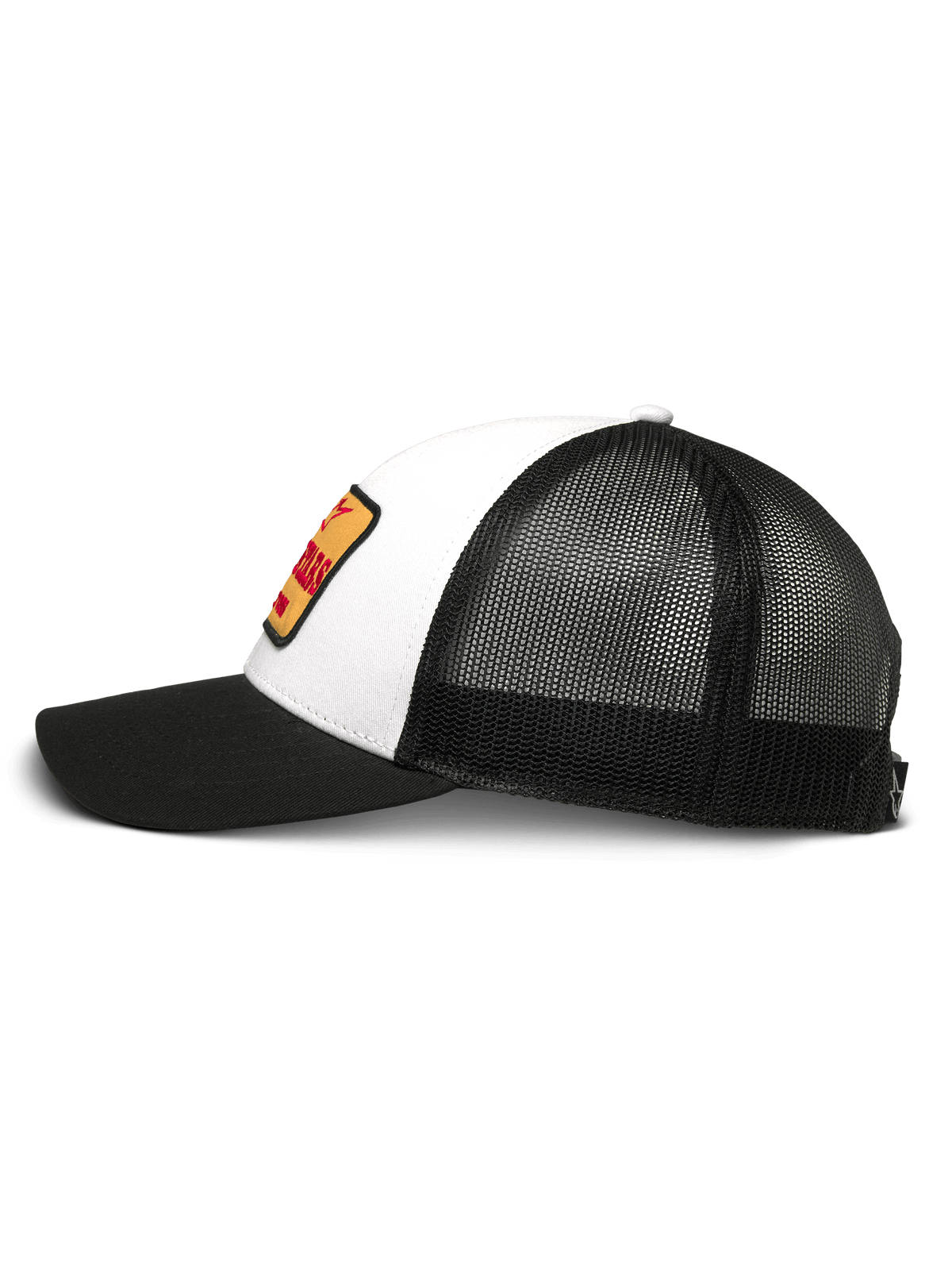 Casquette Trucker Hardware Alpinestars, blanc et noir, vue de profil, avant en sergé blanc avec écusson brodé jaune et rouge, dos en maille noire, visière courbée noire, couvre-chef décontracté style motorsport